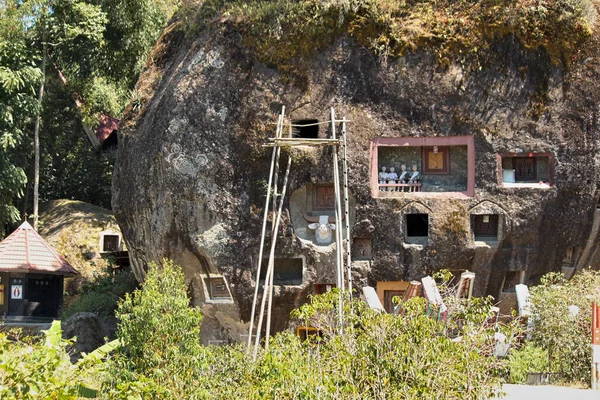 Endonezya, Tana Toraja 2015, 22 Eylül - Sulawesi Adası 'ndaki geleneksel mezarlık; ölü insanların tahta gerçekçi figürleri Tau Tau; rakamlar kayalık duvara oyulmuş bir oyuğa yerleştiriliyor.