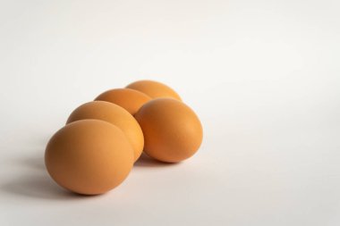 Beş taze kahverengi tavuk yumurtası arka planda çapraz olarak. Paskalya tatili, kopyalama alanı