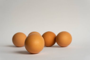 Beş taze kahverengi tavuk yumurtası arka planda çapraz olarak. Paskalya tatili, kopyalama alanı