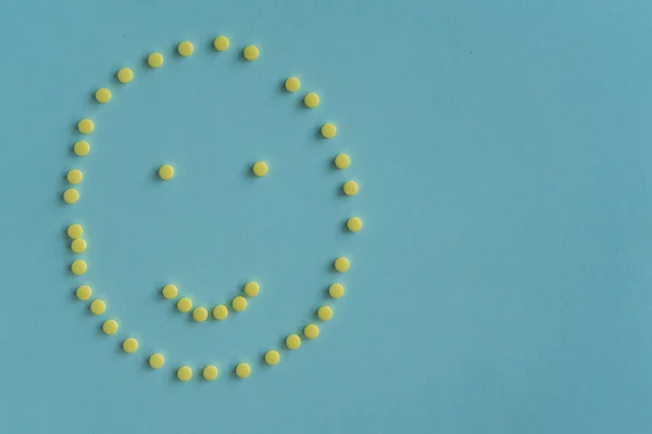 Cara Emocional Feliz Emoji Pequeñas Tabletas Amarillas Sobre Fondo Azul —  Fotos de Stock