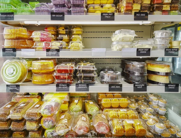 Assortiment de gâteaux exposés dans une boulangerie . — Photo