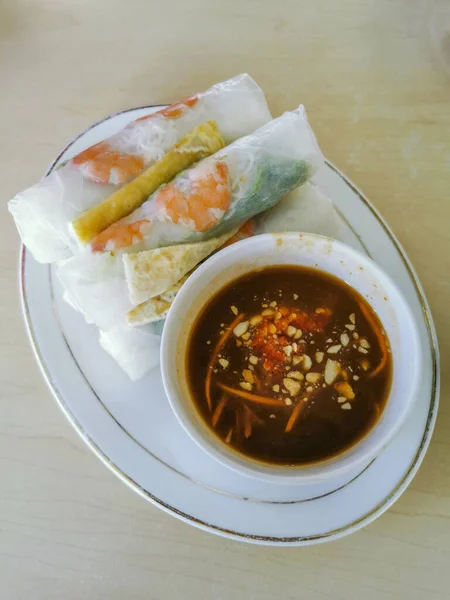 Топ-блюдо из вьетнамских весенних роллов или goi cuon . — стоковое фото