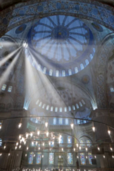 Raio de luz e fora de foco ou imagem embaçada de um interior mesquita . — Fotografia de Stock