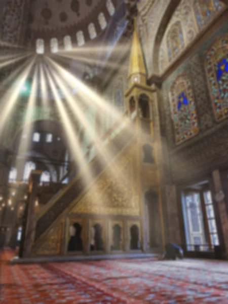 Raio de luz e fora de foco ou imagem embaçada de um interior mesquita . — Fotografia de Stock