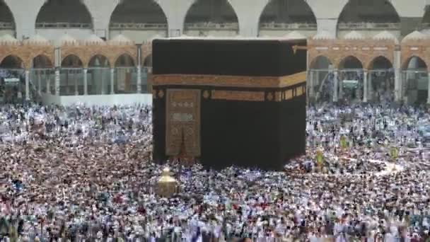 Snabb Vidaresändning Muselman Pilgrimer Utföra Circumambulation Svart Sten Eller Kaaba — Stockvideo