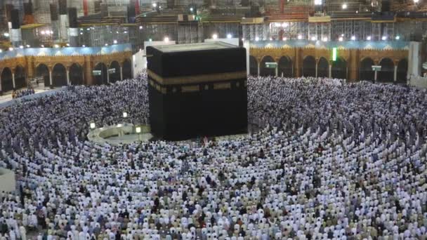 穆斯林朝圣者在沙特阿拉伯麦加对黑石 或Kaaba 进行快速回旋 — 图库视频影像