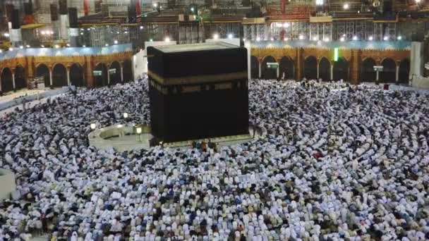 Moslimpelgrims Knielen Neer Tijdens Het Avondgebed Tegenover Zwarte Steen Kaaba — Stockvideo