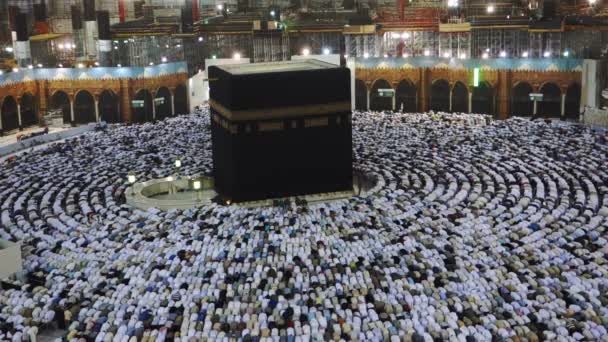 サウジアラビアのメッカの黒い石 またはカアバ に直面している夜の祈りの間にムスリムの巡礼者はお辞儀をし サジダします — ストック動画