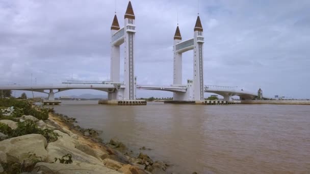 クアラTerengganu Drawbridgeフッテージの傾斜ビュー — ストック動画