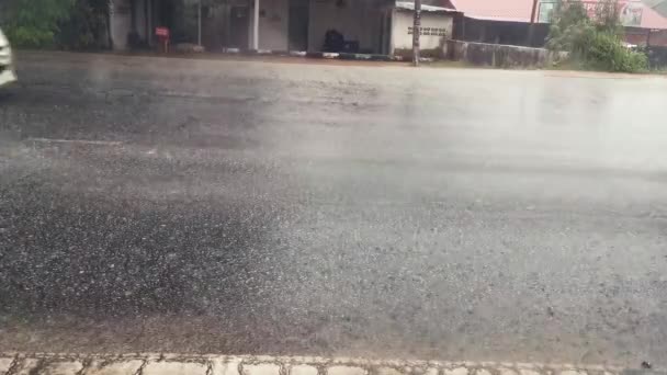 Bilar Och Motorcyklar Rider Genom Vattenpöl Monsunregnperioden Malaysia — Stockvideo