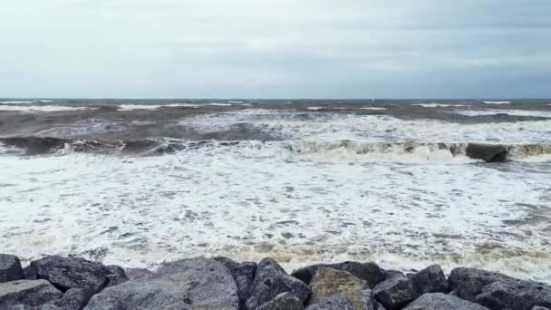 Ελκυστική Θάλασσα Σκληρά Κύματα Χτυπούν Βράχους Στην Ακτογραμμή Κατά Διάρκεια — Αρχείο Βίντεο