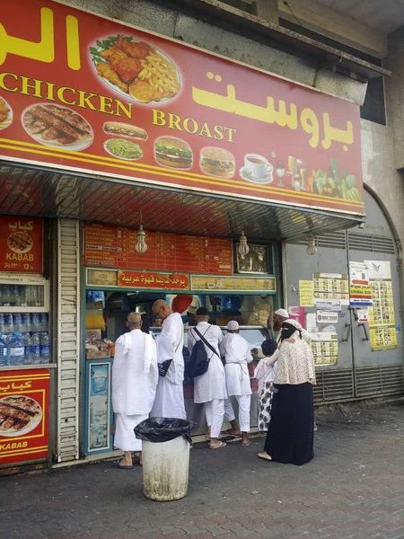 Mekka, Saoedi-Arabië - Circa dec 2016: Moslim pelgrims in de rij naar — Stockfoto