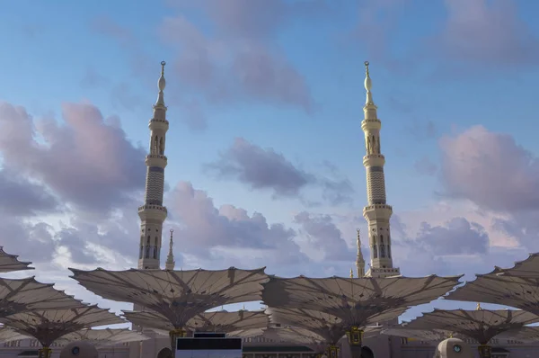 Buitenaanzicht van minaretten en gigantische luifel bij de ingang van Al — Stockfoto