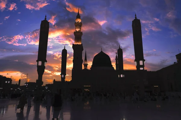 Silhouette de la mosquée Nabawi (masjid Nabawi) à Médine, Ara Saoudien — Photo
