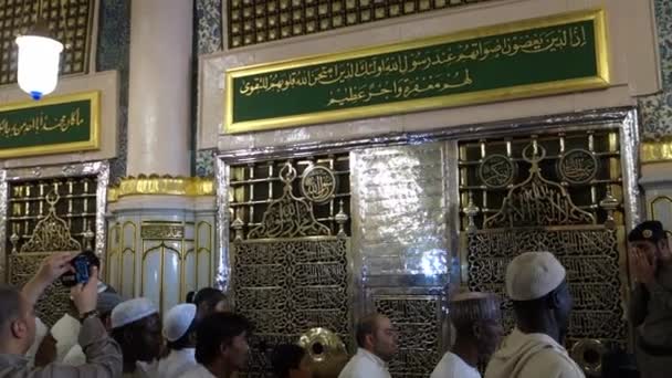 Medina Saudiarabien Circa 2013 Muslimska Pilgrimer Besöker Profeten Mohammads Heliga — Stockvideo