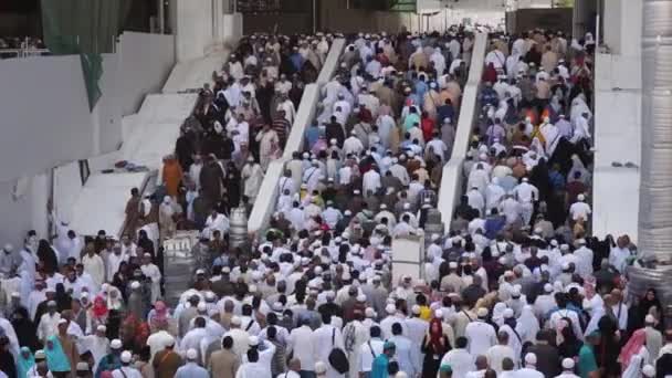 イスラム教徒の巡礼者は サウジアラビアのマッカでの午後の祈りの後 ハラムモスクを出るために階段を使用します — ストック動画