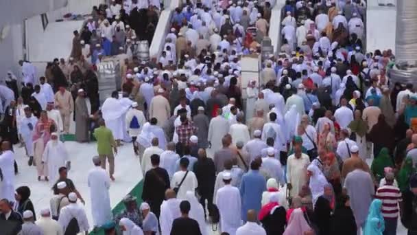 在沙特阿拉伯麦加 穆斯林朝圣者在下午祈祷后 通过楼梯离开圣地清真寺 — 图库视频影像