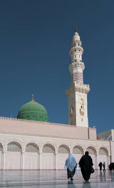 Medine Suudi Arabistan 'daki Nabawi camisinin yerleşkesindeki Müslüman hacılar.