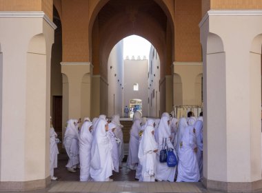 Medine, Suudi Arabistan - 2014 Çemberi: Beyaz Clo 'daki Müslüman hacılar