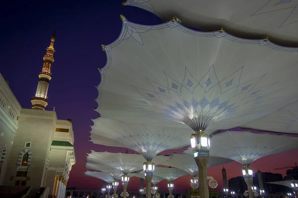 Geopend gigantische luifels op het samengestelde gebied van Nabawi moskee in M — Stockfoto