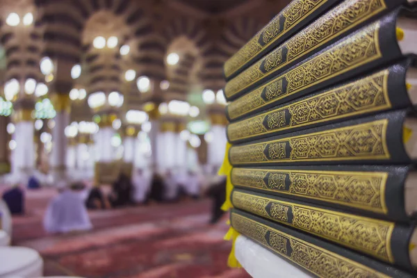 Священный Коран, сложенный вместе . — стоковое фото