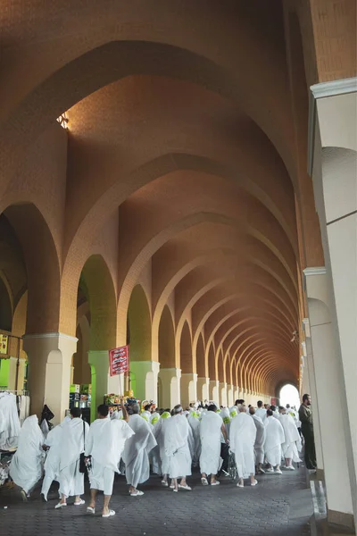 MEDINA, SAUDI ARABIA - CIRCA 2014 : Muslim pilgrims in white clo — Stock Photo, Image