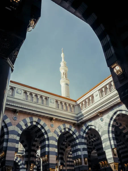 Oblouky a minaret mešity. — Stock fotografie