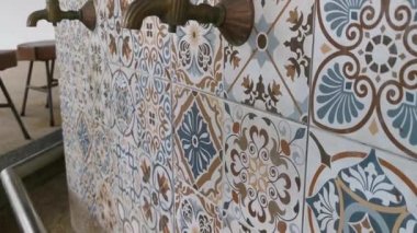 Pirinçten yapılma musluk borularını yükselt. Namaz kılmadan önce arınmak için Osmanlı usulü..