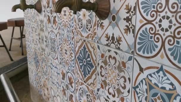 真鍮製水道管のパンお祈りを提供する前に浄化洗浄のためのオスマンスタイル — ストック動画
