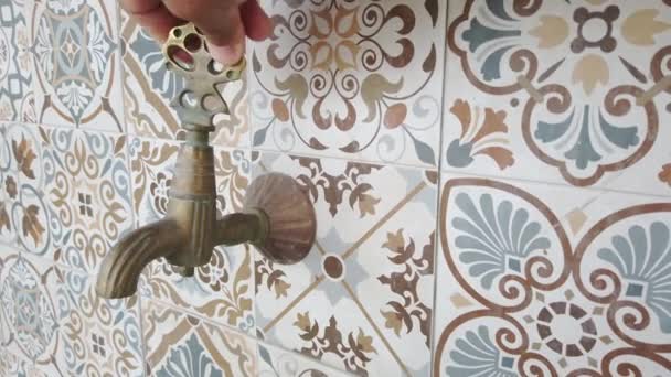 Accendi Chiudi Mano Tubo Del Rubinetto Dell Acqua Ottone Stile — Video Stock