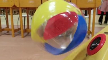 Sabit rüzgarla savrulan plaj topu - Bernoulli prensibi