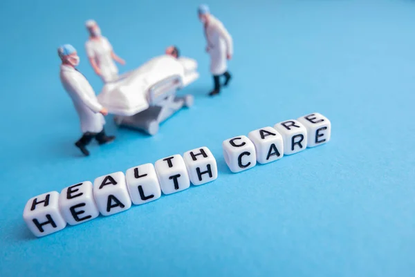 Miniatűr Orvosi Játék Emberek Egészségügyi Mondatok Kék Vagy Varangy Háttér — Stock Fotó