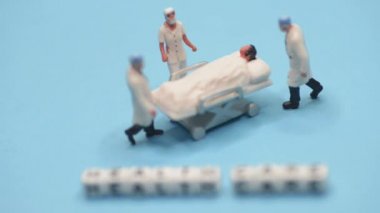 Minyatür tıbbi oyuncakçılar - Mavi ya da deniz mavisi arka planlı sağlık hizmetleri cümleleri (oof) keskin bir odaklanma için.