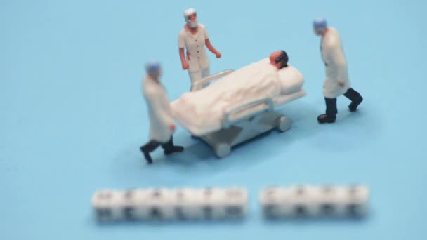 Miniatuur Medisch Speelgoed Mensen Gezondheidszorg Zinnen Met Blauwe Teal Achtergrond — Stockvideo