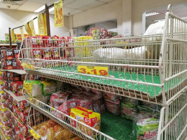 KUALA TERENGANU, MALAYSIA - 16 Mart 2020: Sınırlandırılmış hareket emrinin (RMO) Malezya hükümetinden Covid-19 'un yayılmasını engellemesi beklenerek, Sabasun yerel mağazasında temel gıda rafı boşaltımı.