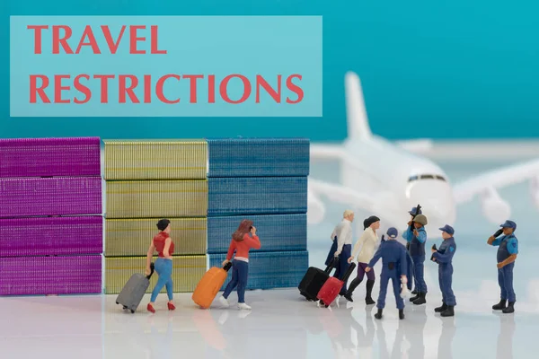 Imágenes Conceptuales Restricciones Viaje Aeropuertos Seguridad Figuras Juguetes Miniatura Policías —  Fotos de Stock
