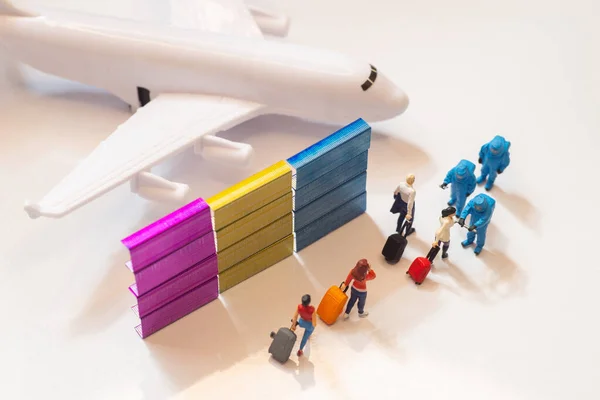 Konceptbilder Hälsoundersökning Flygplatser Miniatyrleksaksfigurer Hälsokontrollant Blå Hazmat Biologiskt Riskmaterial Passar — Stockfoto
