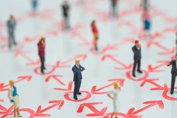 ILLUSTRATIVE EDITORIAL - Minyatürün yan görünümü - sosyal uzaklık, anti-sosyal, ara bağlantı veya takım çalışması kavramı.