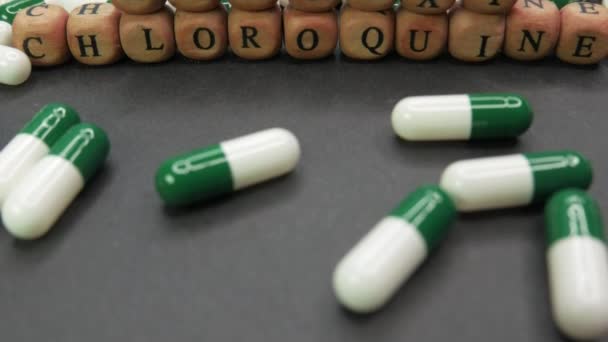 イラストエディタ Covid 19治療のためのヒドロキシクロロキン錠剤をフライパン — ストック動画