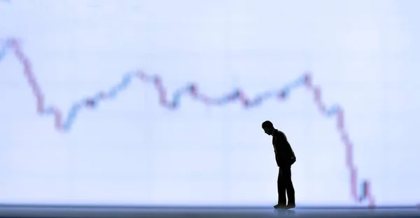 Sílhueta Figuras Miniatura Conceito Recessão Recessão Econômica Com Gráfico Descendente — Fotografia de Stock