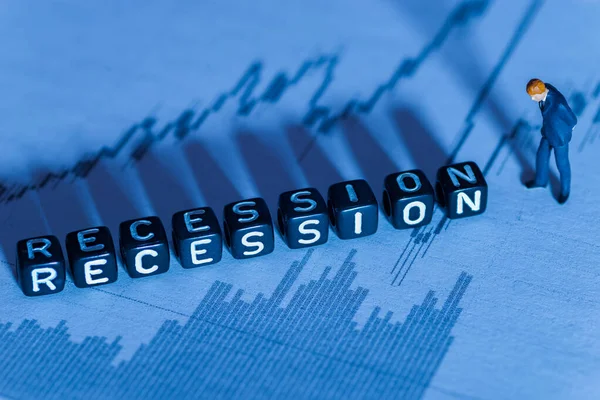 Düşük tuşlu seçici odak minyatür figürü ve arka planda odak dışı konsept ile 'durgunluk' konsepti. Kasıtlı olarak uzun gölge .