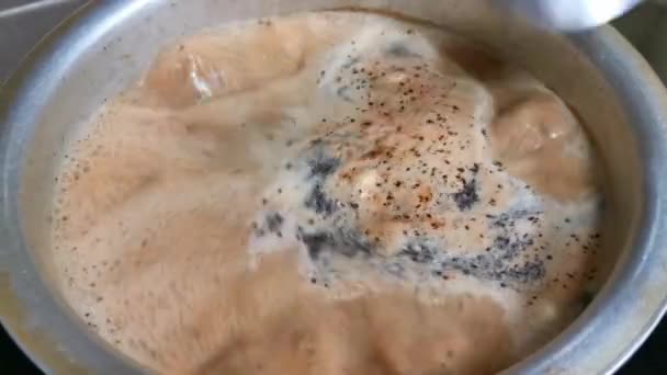 伝統的なマサラチャイ 鍋で沸騰 — ストック動画