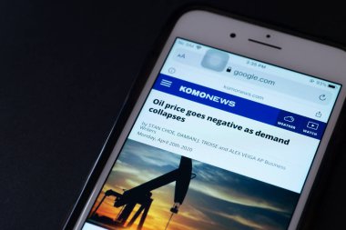 ILLUSTRATIVE EDITORIAL - CIRCA Nisan 2020: ham petrol fiyatlarındaki düşüşle ilgili haberlerde bir Apple iPhone 'un görüntüsü. Komonews.com Haberleri