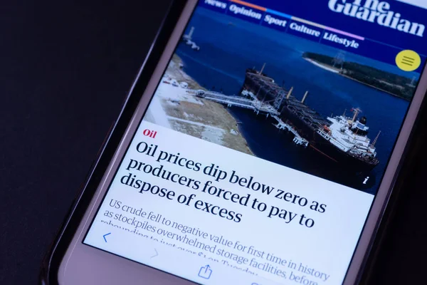 Illustrative Editorial Circa April 2020 Screengrab Apple Iphone News Crude — Stock Photo, Image