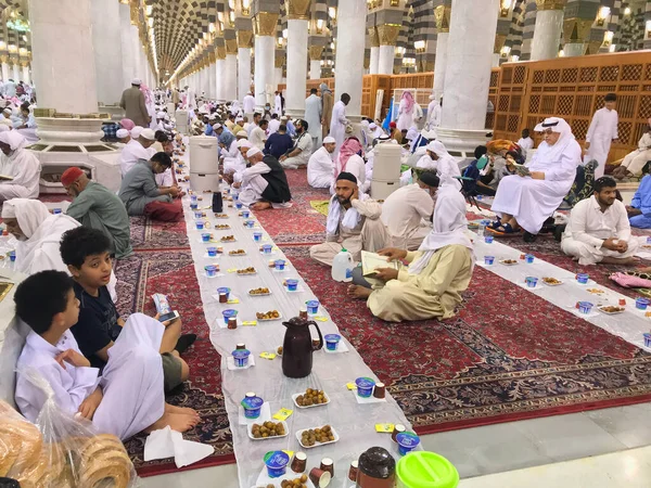 Madinah Saudi Arabia Circa May 2019年5月 穆斯林男子准备在日落时分在圣亚拉比亚的麦地那巴维清真寺内吃早餐 由于Covid 19的封锁 穆斯林被禁止进入麦地那和麦加 — 图库照片