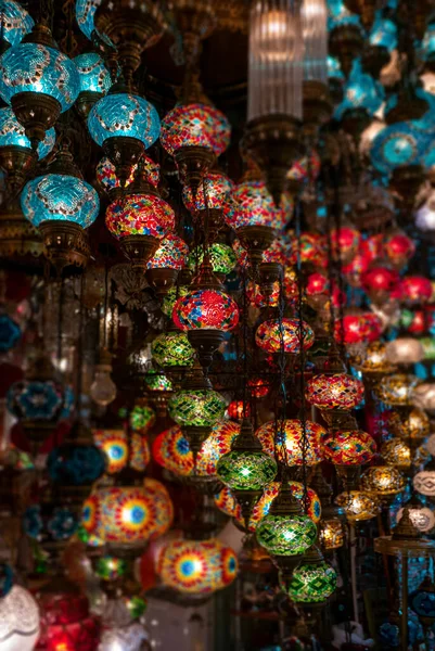 Linternas Turcas Tradicionales Multicolores Brillantes Que Cuelgan Hacia Fuera Bazar —  Fotos de Stock