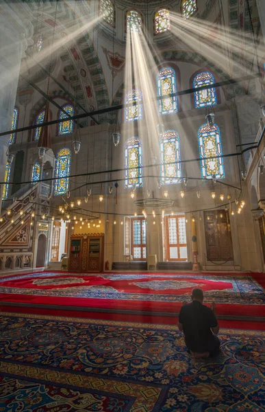 不明身份的男子在一座清真寺里用头顶上的太阳光祈祷 — 图库照片