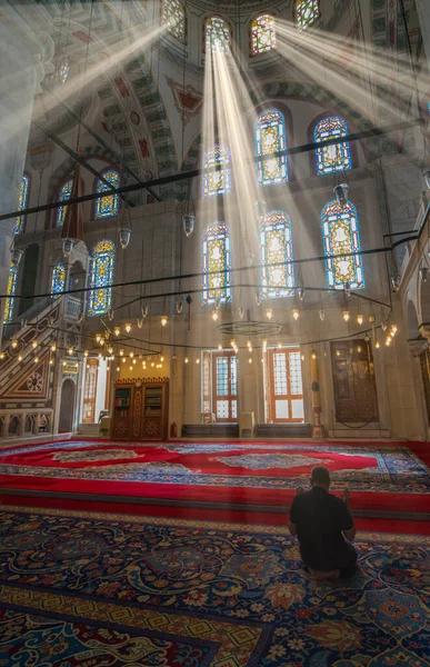 Homme Non Identifié Fait Une Supplication Intérieur Une Mosquée Avec — Photo