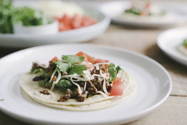 Klassiska amerikanska marken nötkött mjuka Tacos Royaltyfria Stockbilder