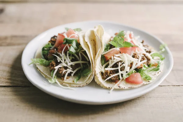 Klassiska amerikanska marken nötkött mjuka Tacos Stockbild